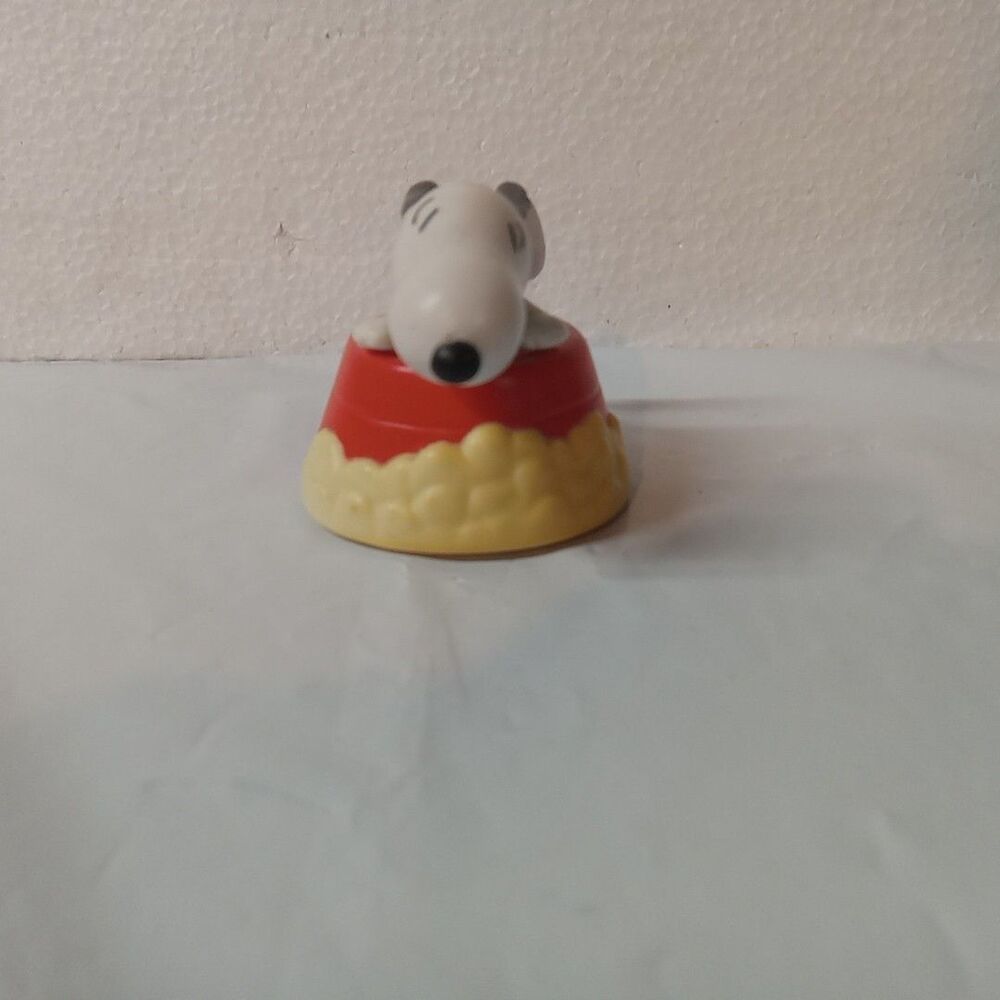 2005 Hardee’s Snoopy First Place Doghouse Toy Charlie Brown Christmas Peanuts